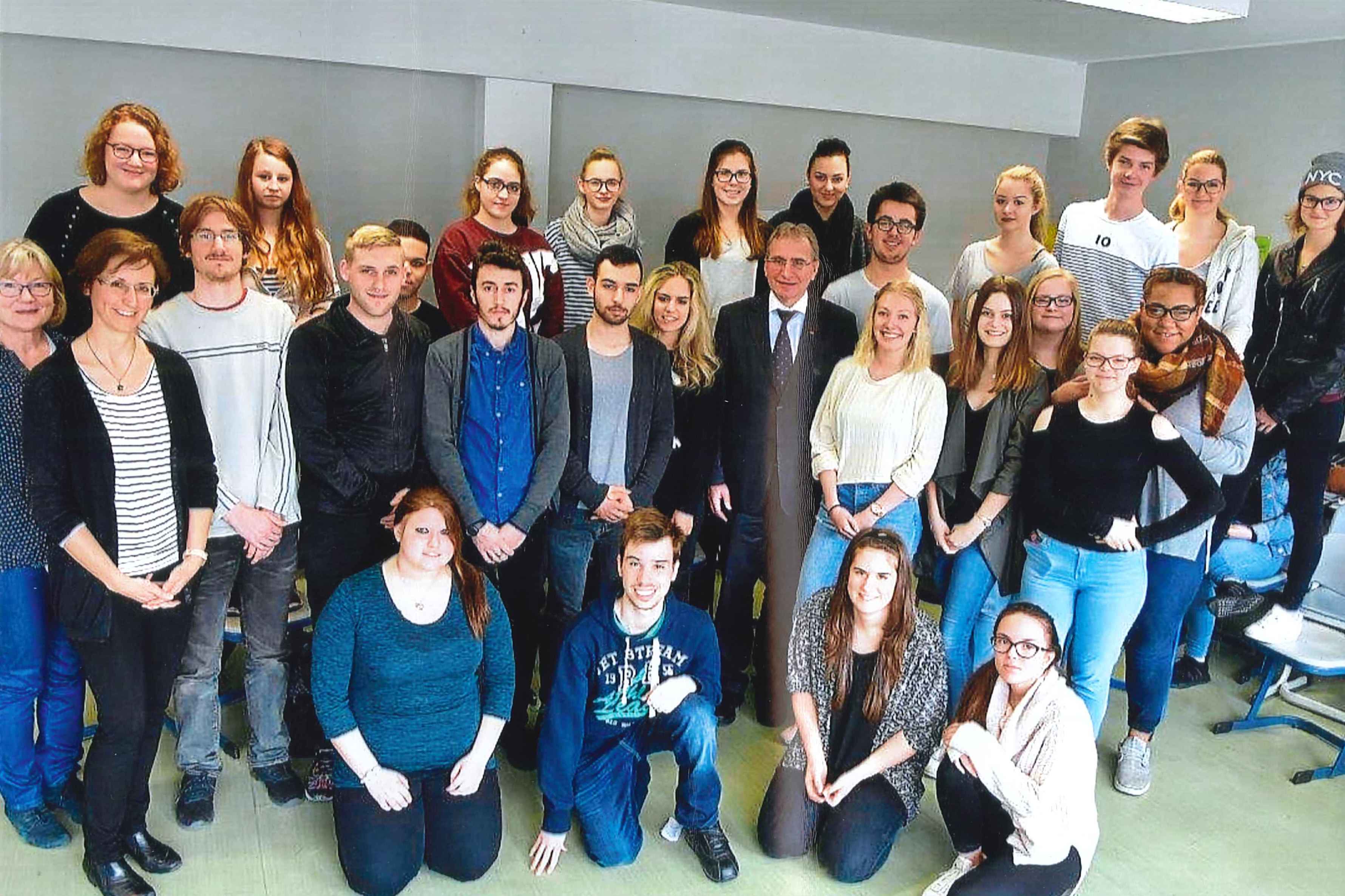 Bundestagsabgeordneter Paul Lehrieder mit Schülern der Philipp-Melanchthon-Schule