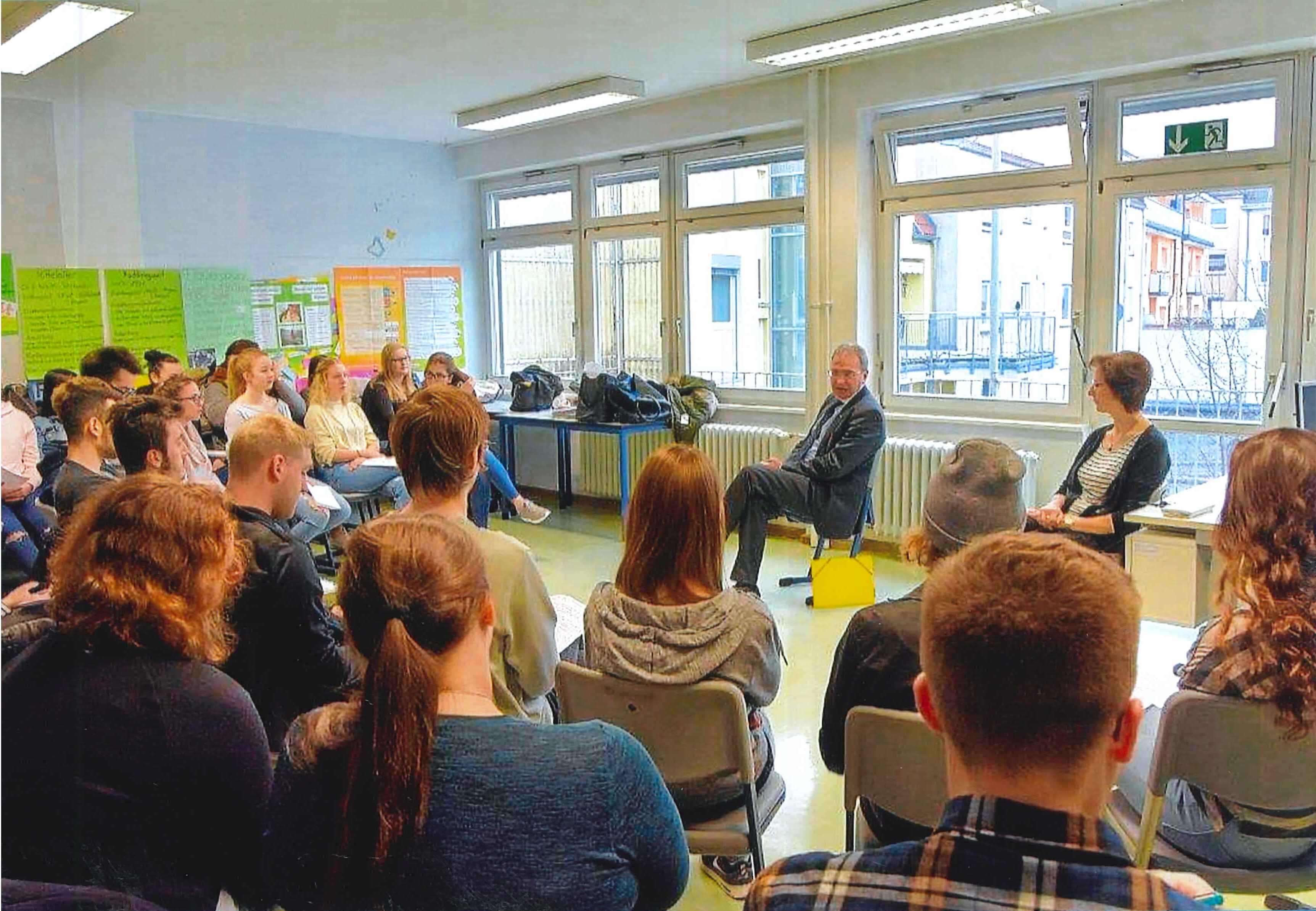 Bundestagsabgeordneter Paul Lehrieder im Gespräch mit Schülern